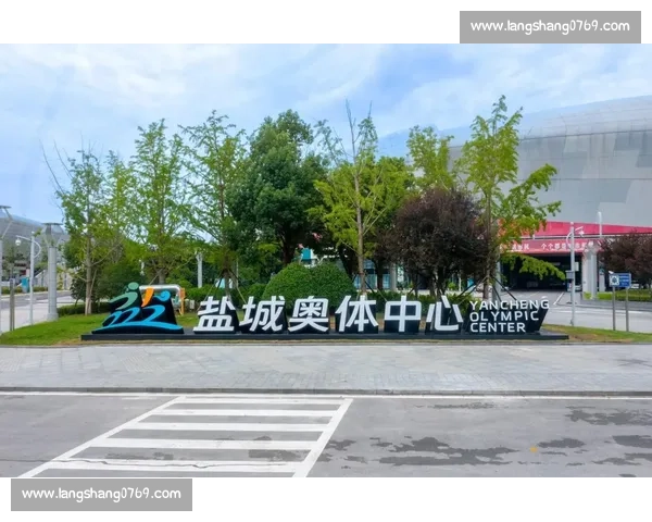 盐城奥体助威声浪掀翻穹顶 女球迷激情呐喊到腿抽筋 盐城奥体助威声浪掀翻穹顶 女球迷激情呐喊到腿抽筋